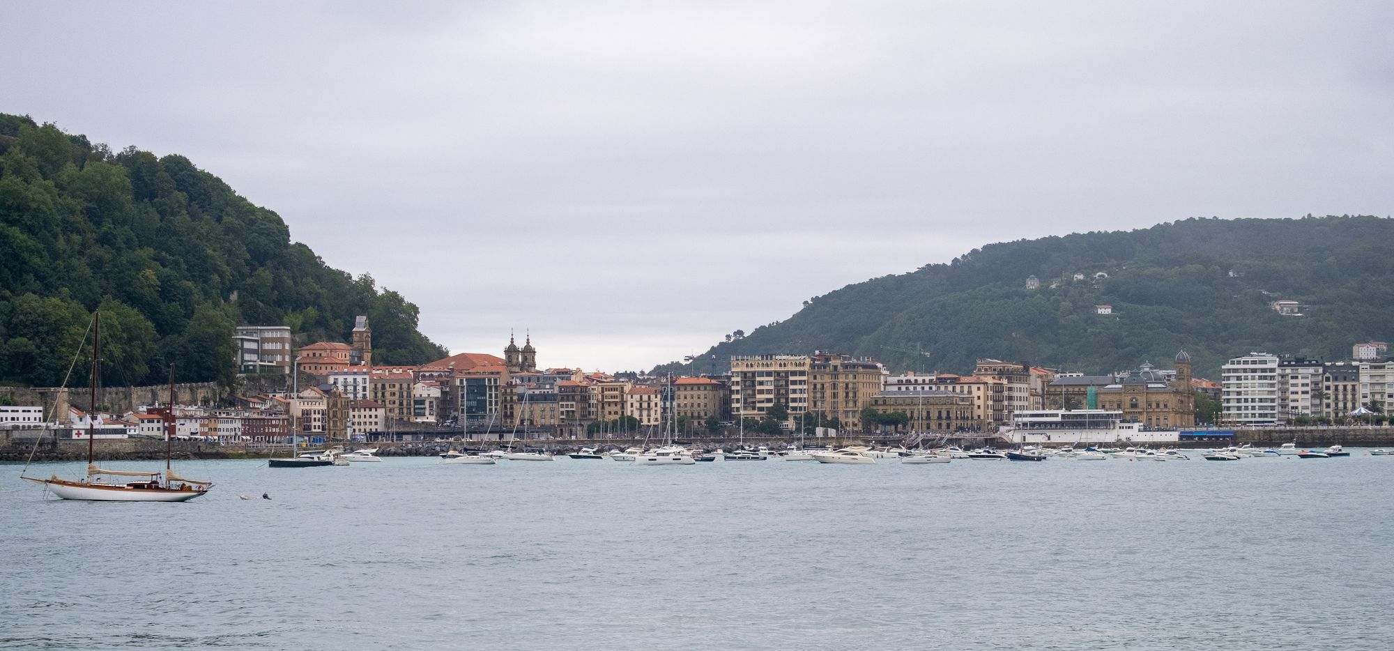 Panorámica del puerto, con barcos y cerros al fondo