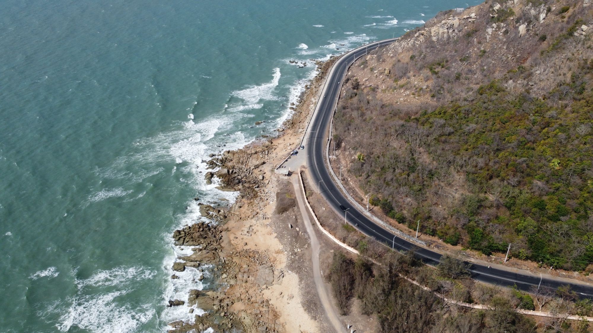 Carretera costera entre el mar y los cerros