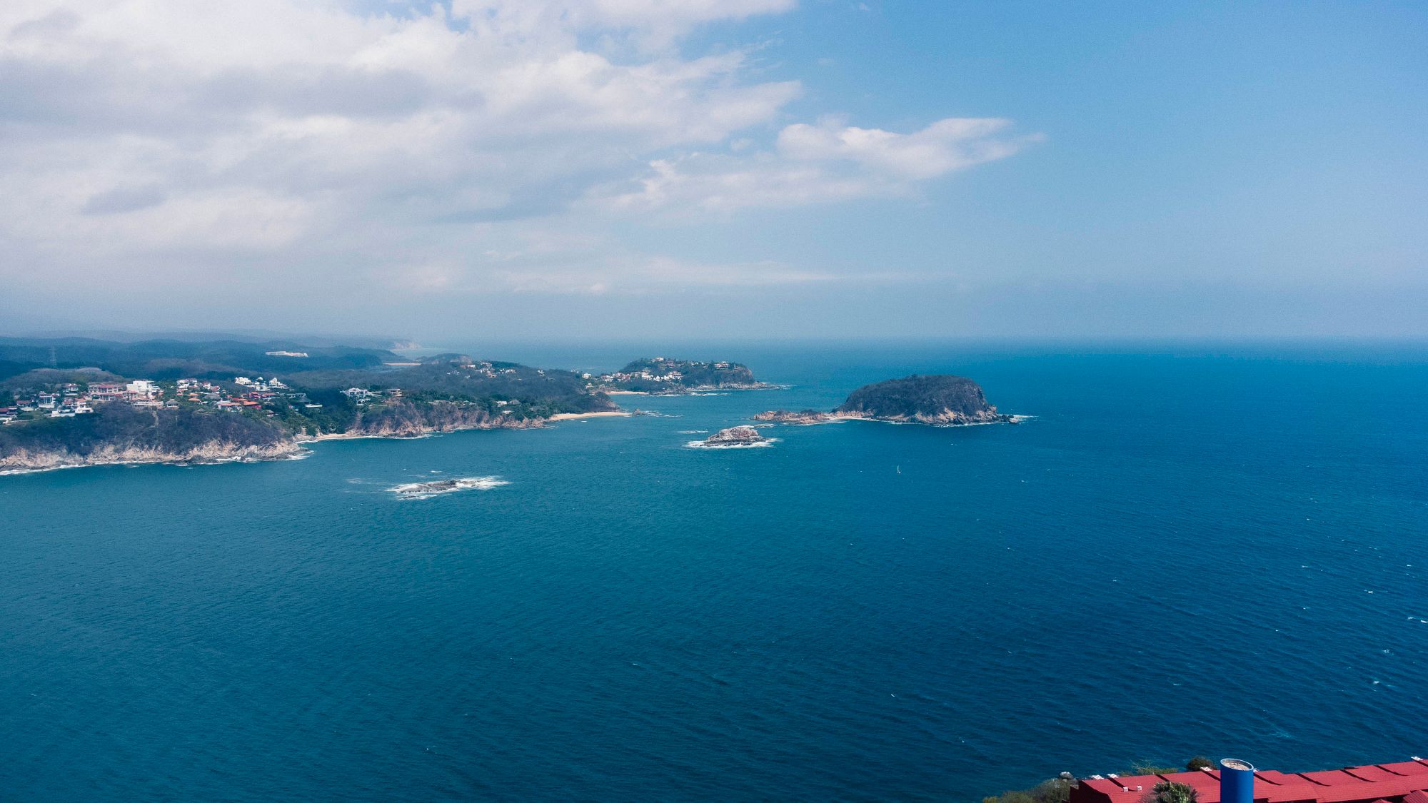 La bahía vista desde lo alto, con islotes