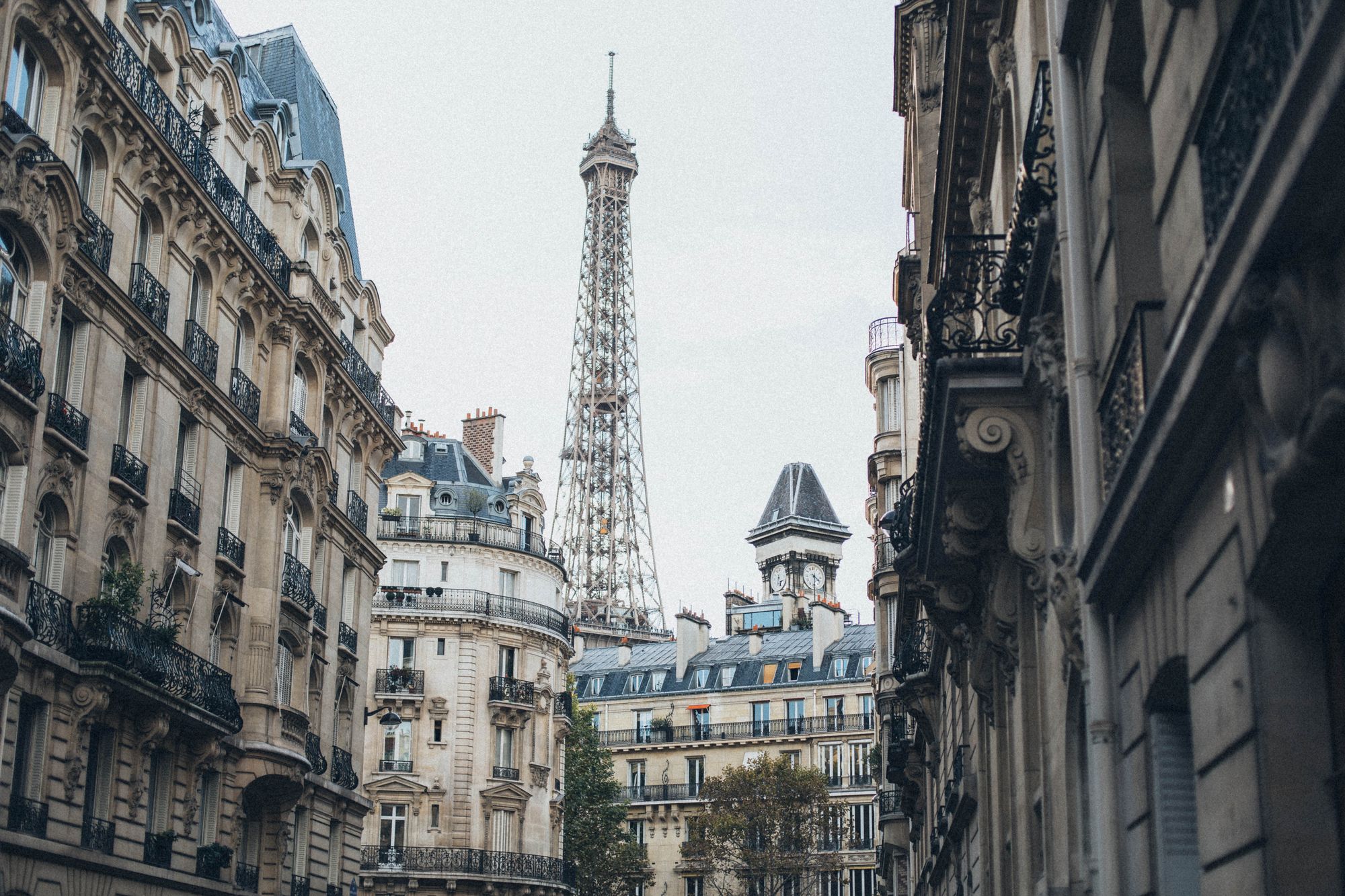 La Torre Eiffel entre los edificios de la calle