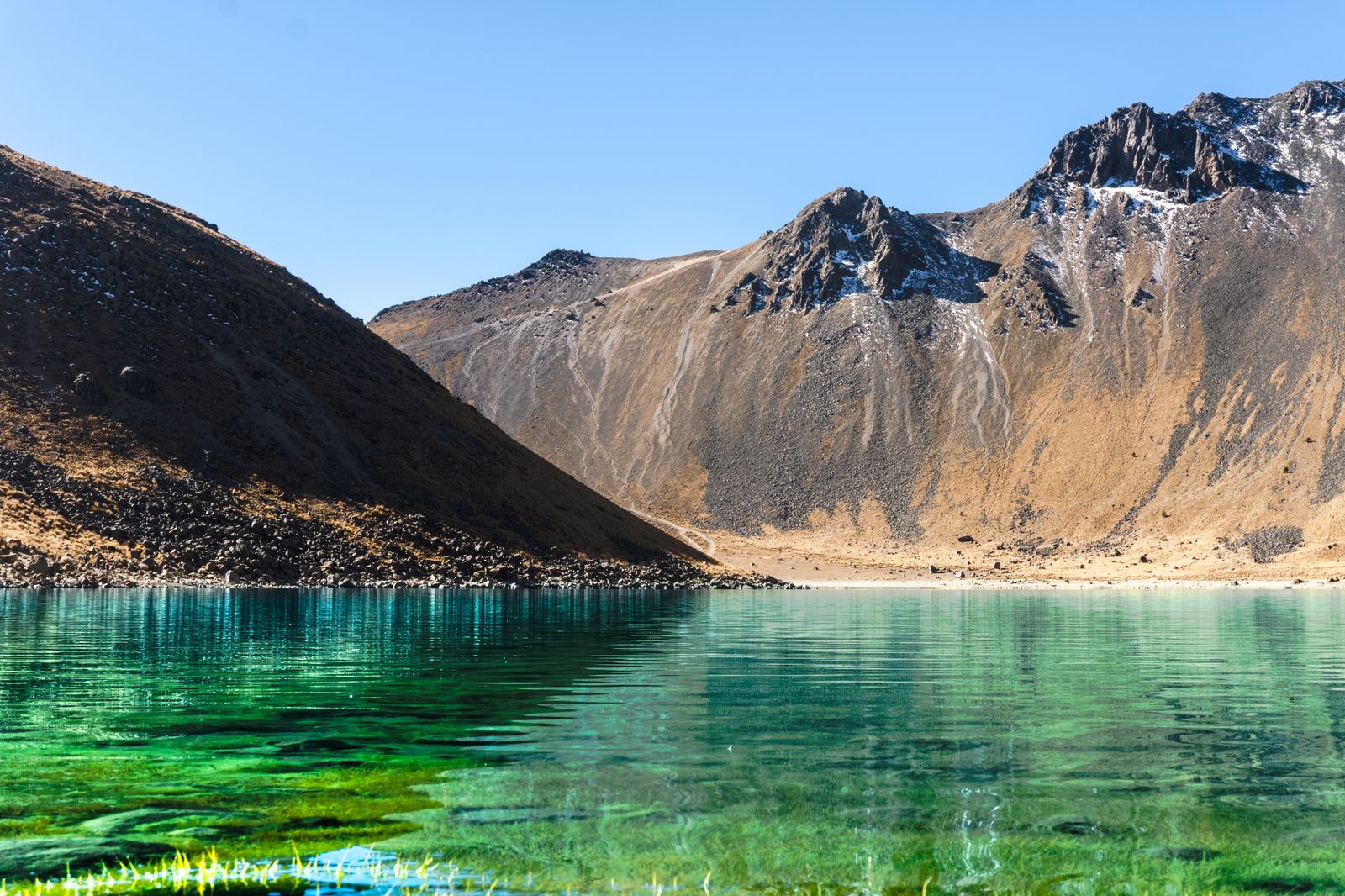 La laguna del cráter, con nieve en las cumbres