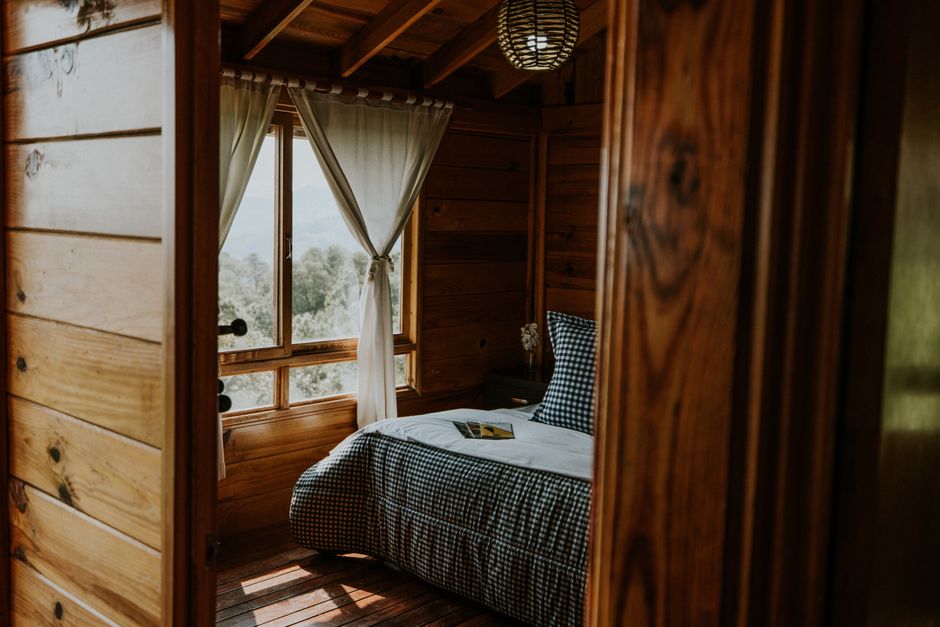 Recámara de la posada, con la ventana al paisaje