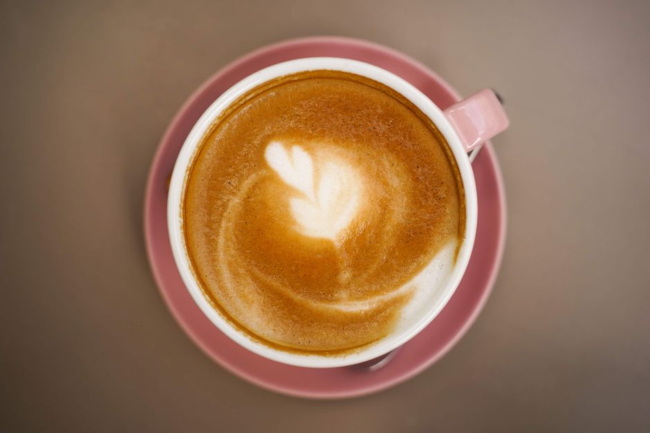 Vista de cerca del capuchino recién servido